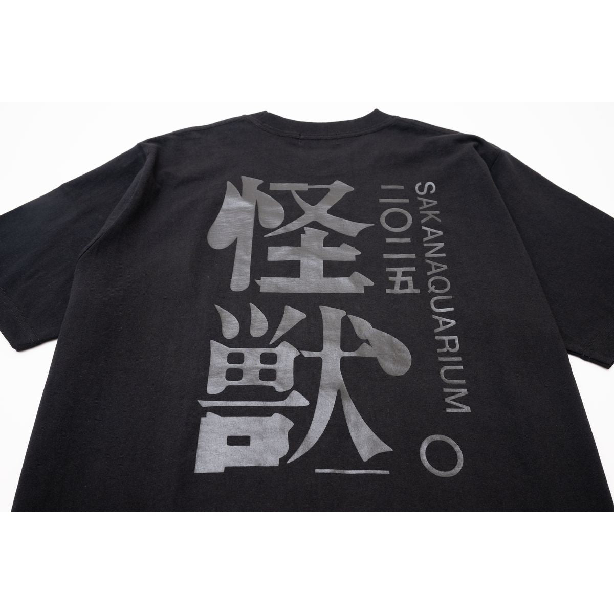 🐟 sakanaction - SAKANAQUARIUM 2025 “怪獣” - “怪獣” FOAM TEE / BLACK ♪︎