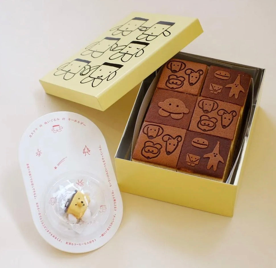【客製代購#WGCO0510】 - カネヒラさんデザイン缶入りカステラ＋キーチェーンマスコットセット ♪︎