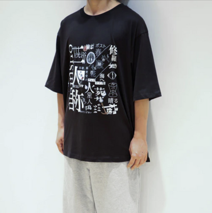 🌙 YORUSHIKA - 二人稱展 - T-Shirt B Black ♪︎ - 【中期預購-9月下旬】