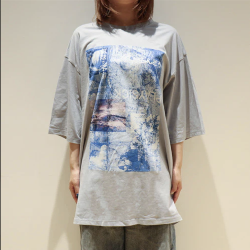 🌙 YORUSHIKA - 二人稱展 - T-Shirt C Blue Gray ♪︎ - 【中期預購-7月中旬】
